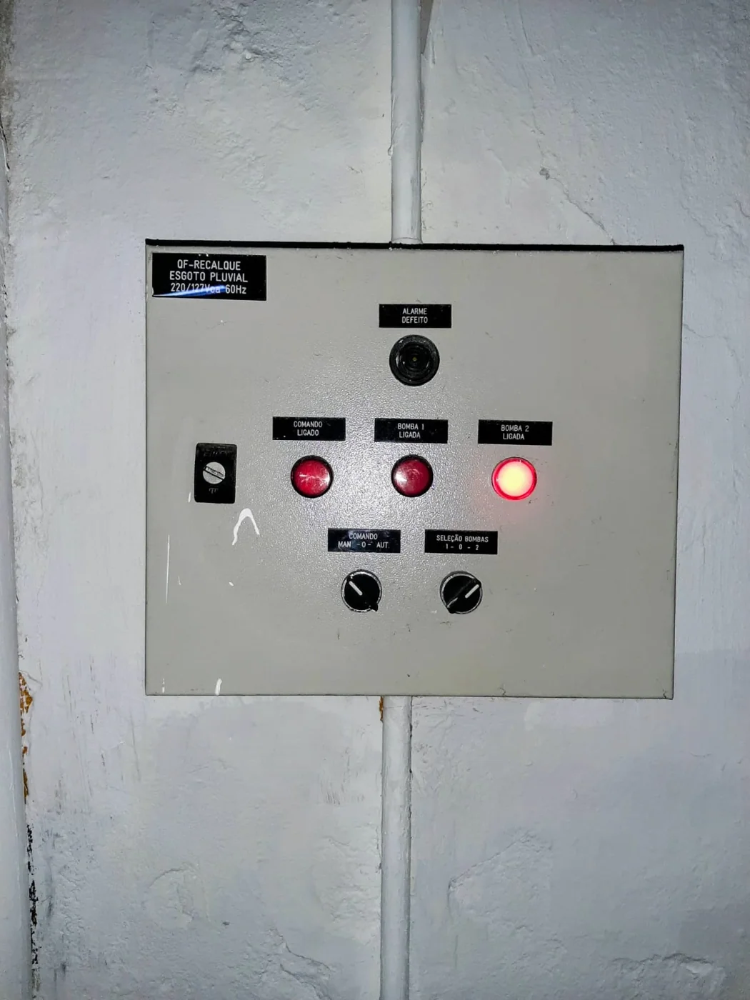 Vista externa do mesmo painel de comando, com a porta fechada