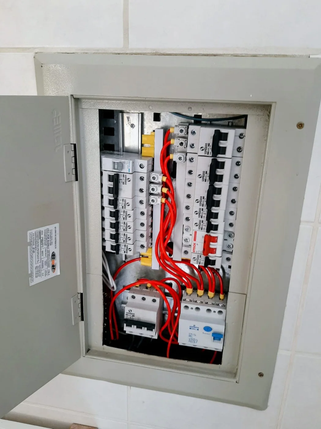 Quadro de distribuição aberto com circuitos e conexões