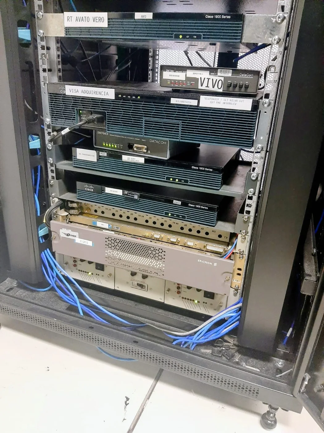 Rack com equipamentos de conectividade e cabeamento